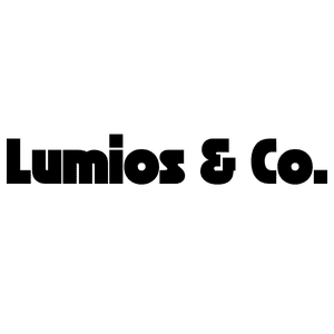 Ausgeschriebenes Firmenlogo „Lumios & Co.“ in schwarzer Schrift auf weißem Hintergrund für den Website-Footer.