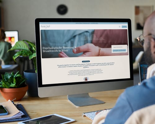 Birgit Stoll Website auf einem Desktop-Computer als Beispiel für lokale SEO und Webdesign von Lumios & Co.